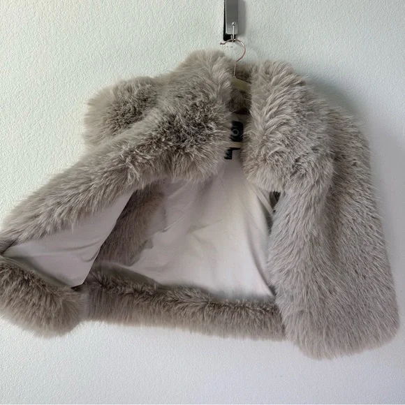 ALO YOGA Opulent Faux Fur Cropped Vest in Oat Beige SZ M - Picture 8 of 8